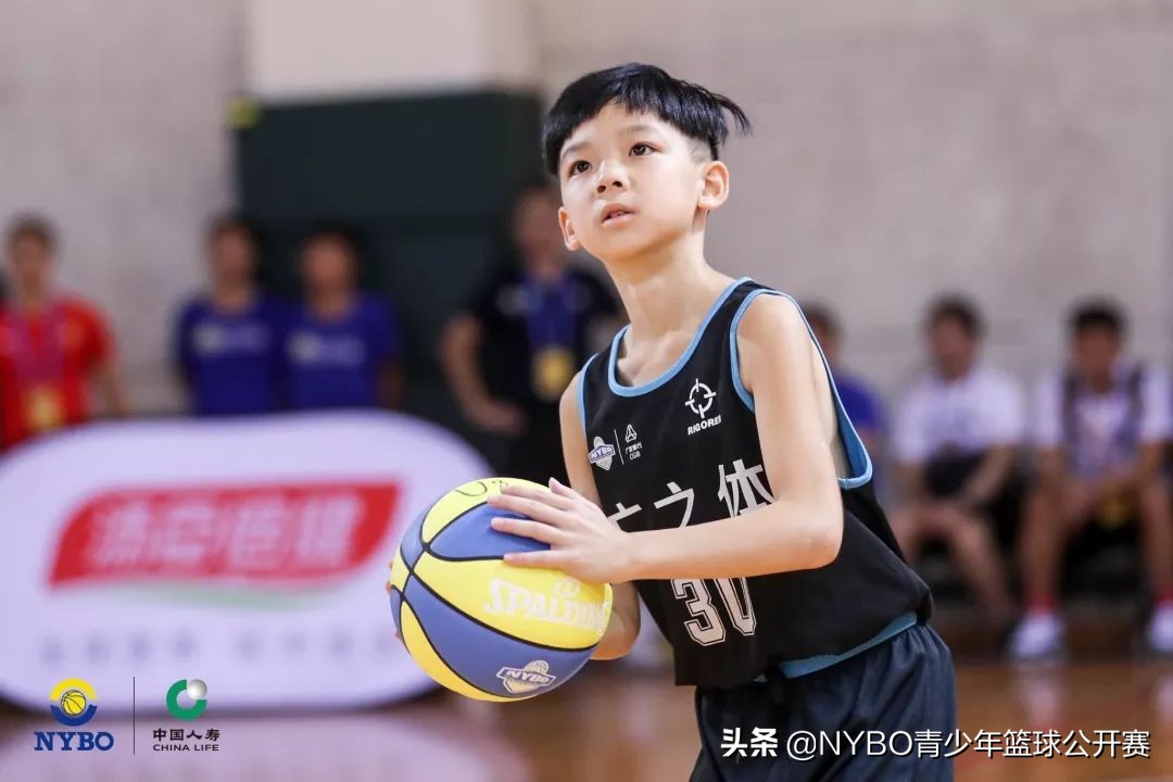 成人篮球怎么练运球技巧_篮球成人练运球技巧有哪些_篮球成人练运球技巧图解