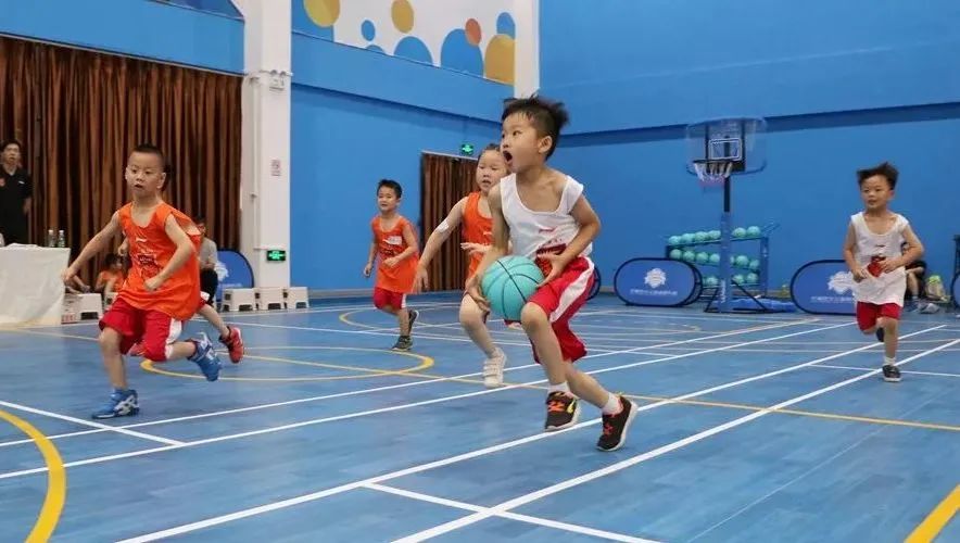 成人零基础篮球_篮球成人练运球技巧图解_成人篮球怎么练运球技巧