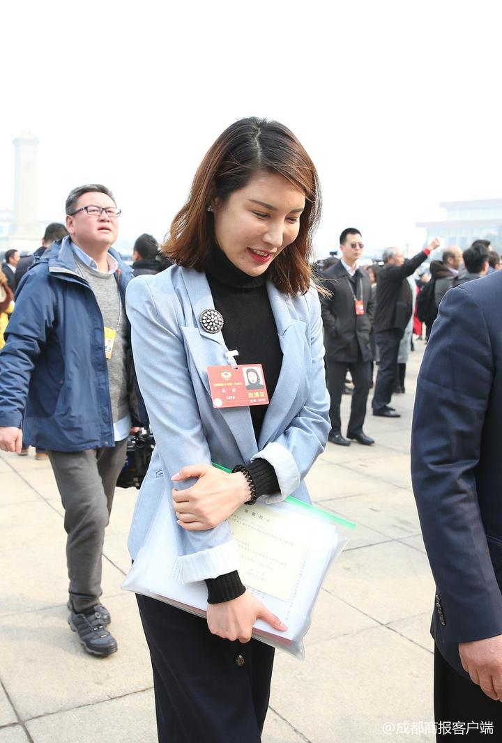举重冠军2021_12年56公斤举重冠军_举重冠军年龄最少是多少岁