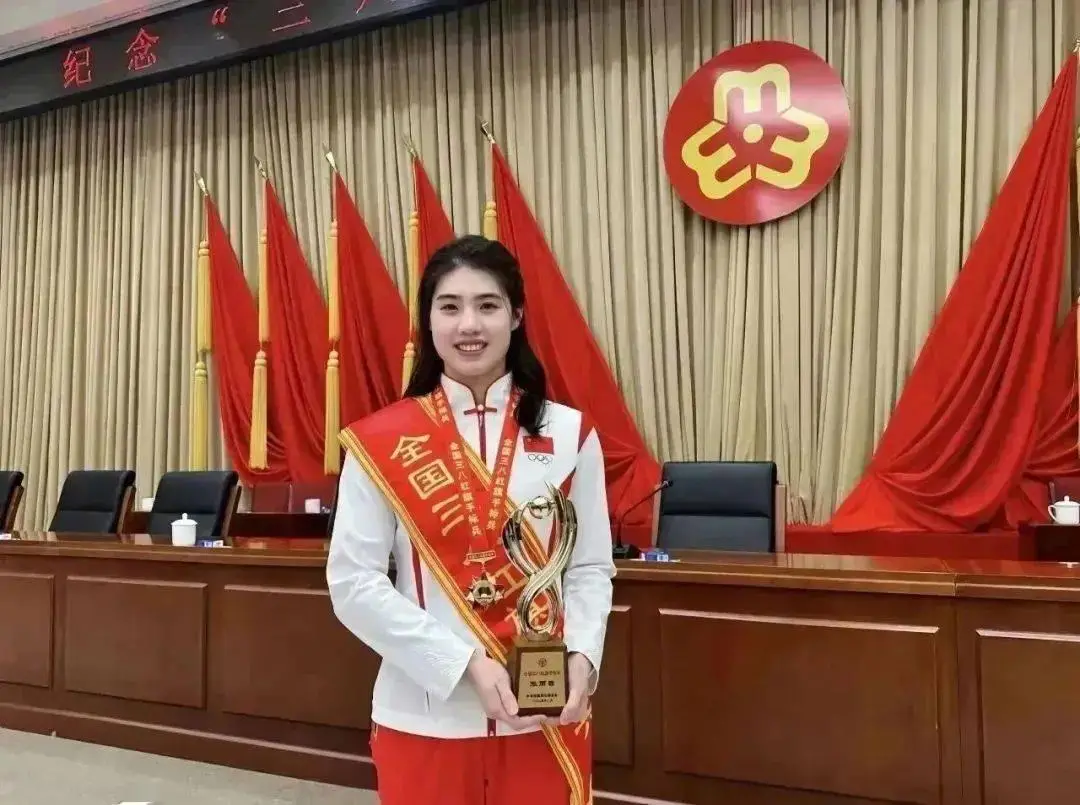 女子游泳比赛冠军_游泳冠军女孩_女子短道游泳世界冠军