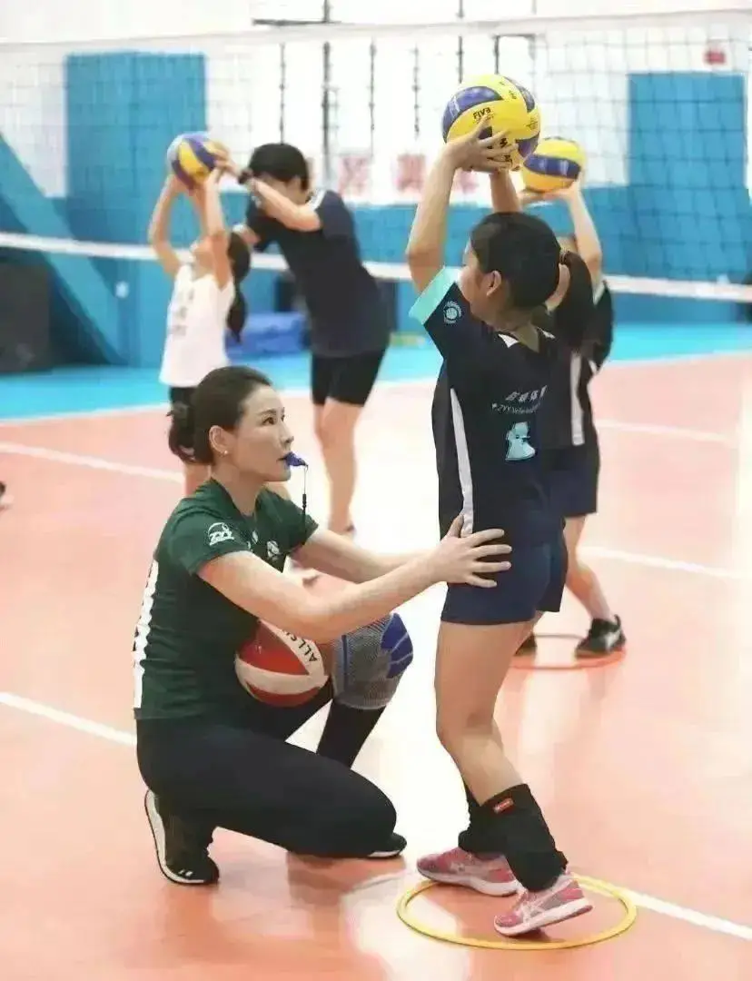 女子游泳比赛冠军_女子短道游泳世界冠军_游泳冠军女孩
