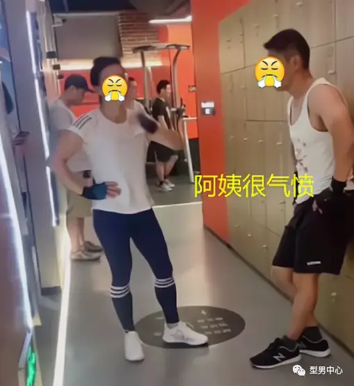 大妈掌掴健身房教练_大妈骂健身教练_大妈健身房大骂私教