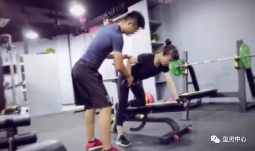 大妈健身房大骂私教_大妈掌掴健身房教练_大妈骂健身教练
