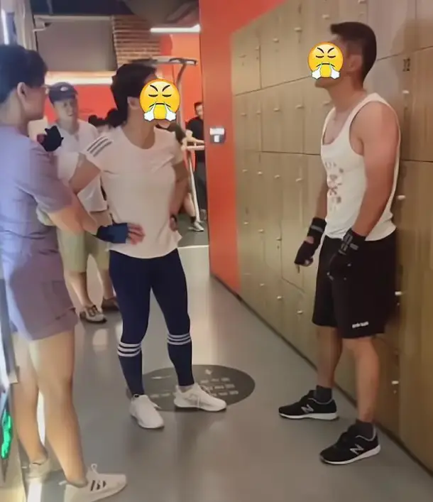 大妈掌掴健身房教练_大妈健身房大骂私教_大妈骂健身教练