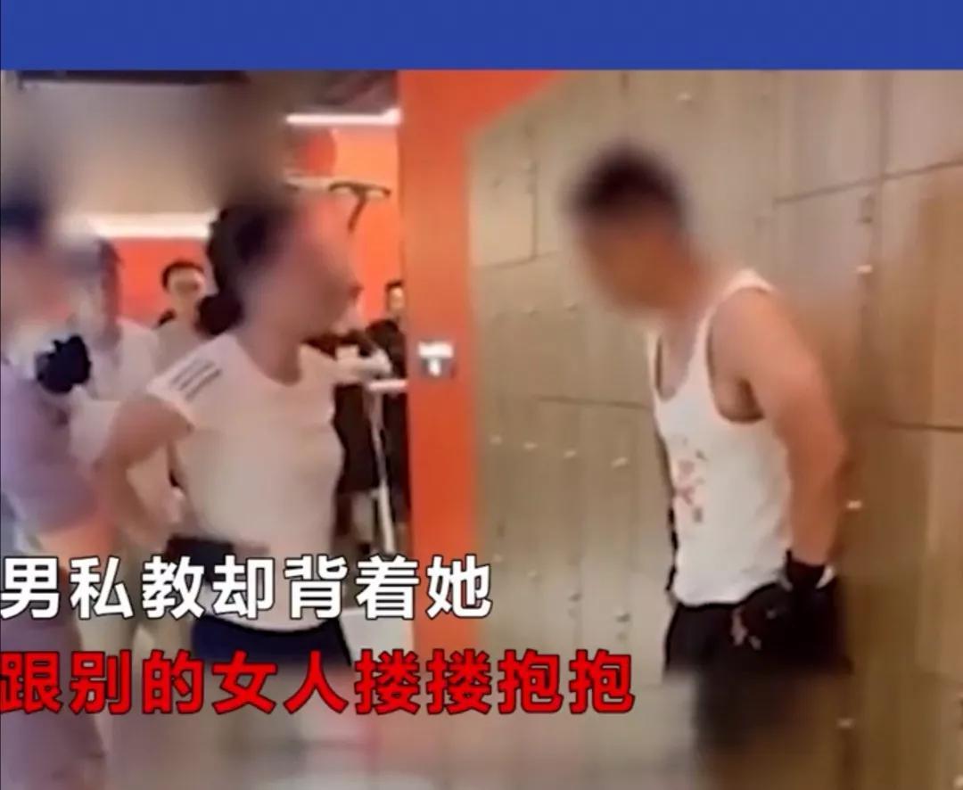 上海大妈健身房内_大妈指责健身教练_大妈健身房大骂私教