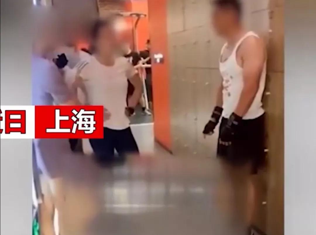 大妈健身房大骂私教_上海大妈健身房内_大妈指责健身教练