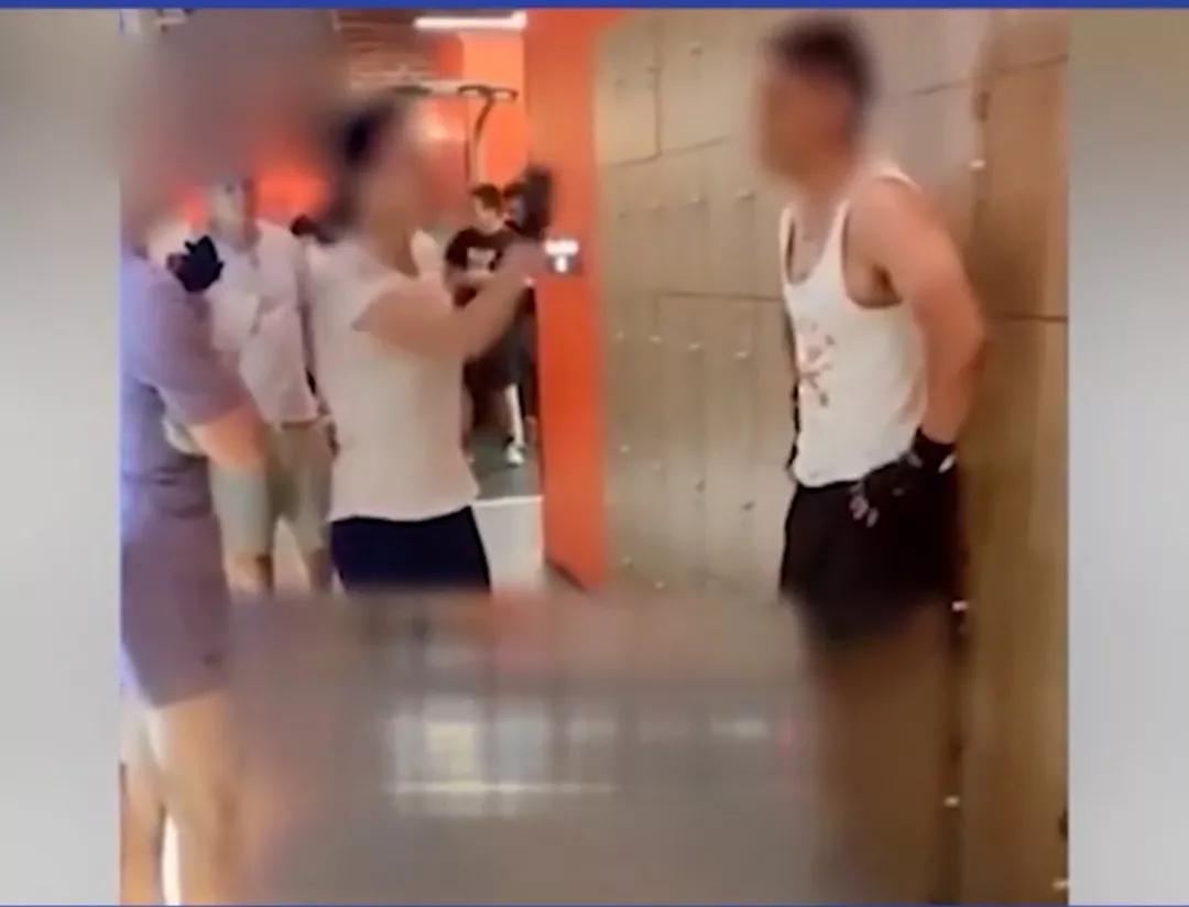 大妈健身房大骂私教_上海大妈健身房内_大妈指责健身教练