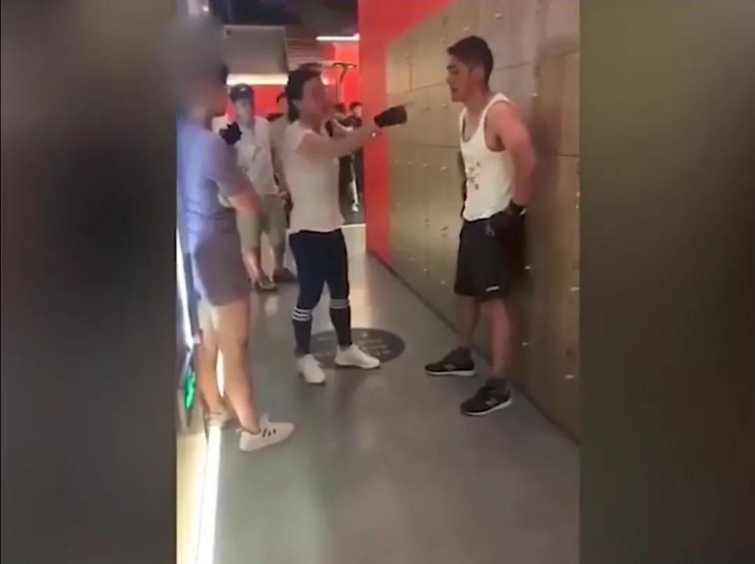 大妈健身房大骂私教_大妈指责健身教练_上海大妈健身房内