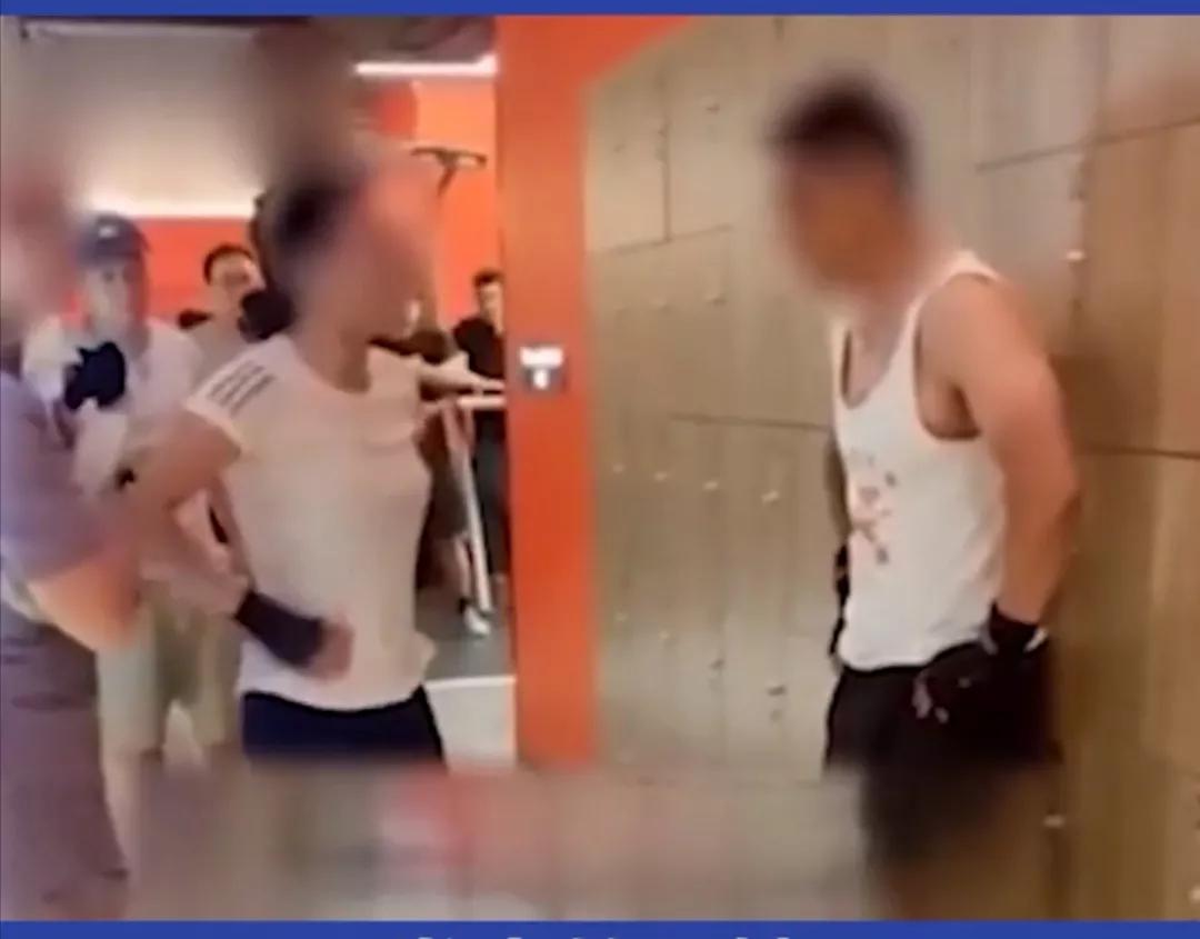 大妈健身房大骂私教_上海大妈健身房内_大妈指责健身教练