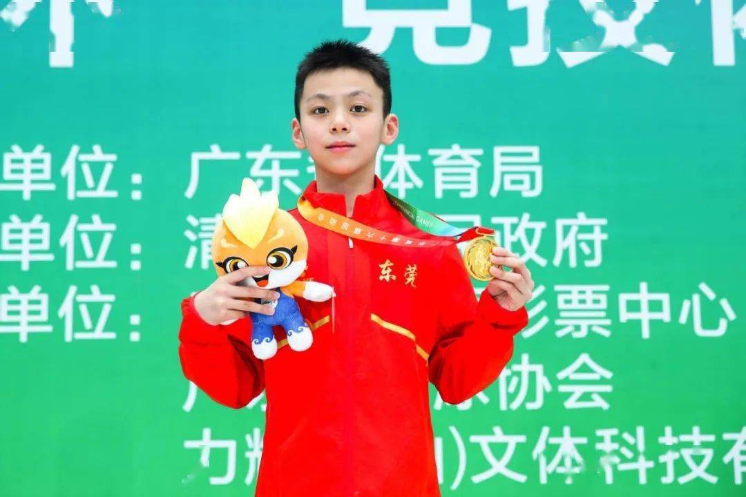 青少年游泳冠军照片_青少年游泳冠军照片图片_青少年游泳冠军照片高清