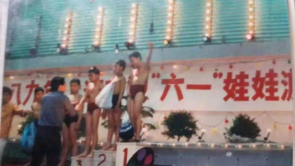 青少年游泳冠军照片_青少年游泳锦标赛_青少年游泳冠军照片大全