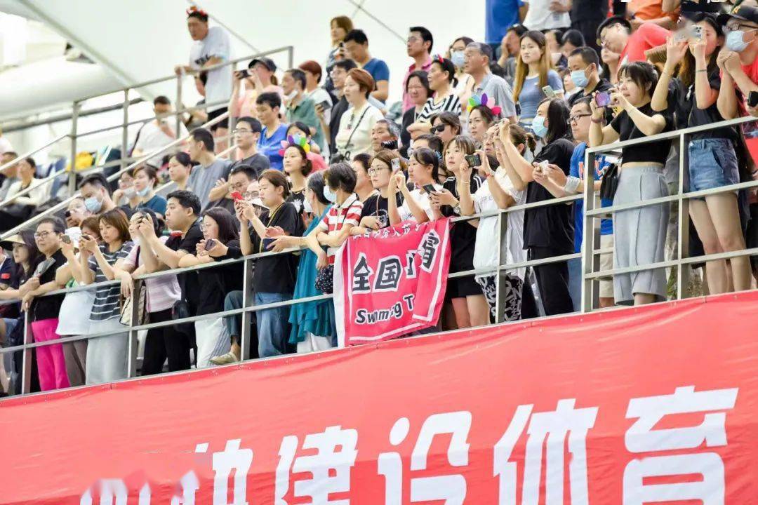 青少年游泳冠军照片大全_青少年游泳冠军照片_青少年游泳锦标赛