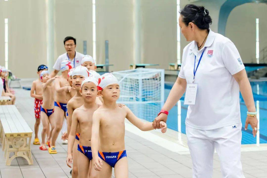 青少年游泳冠军照片大全_青少年游泳冠军照片_青少年游泳锦标赛
