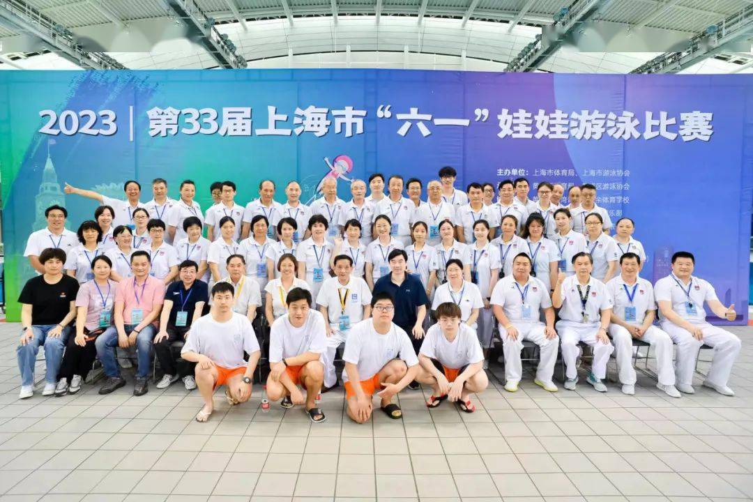 青少年游泳冠军照片_青少年游泳冠军照片大全_青少年游泳锦标赛